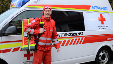 Zivildiener Alexander Budik hat die Ausbildung zum Rettungssanitäter bereits abgeschlossen und arbeitet nun an der Bezirksstelle Neulengbach im Rettungs- und Krankentransportdienst. Für ihn ist klar: Er möchte auch im Zukunft als Freiwilliger helfen.