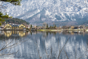 Panorama mit See, schneebedeckten Bergen und Gebäuden