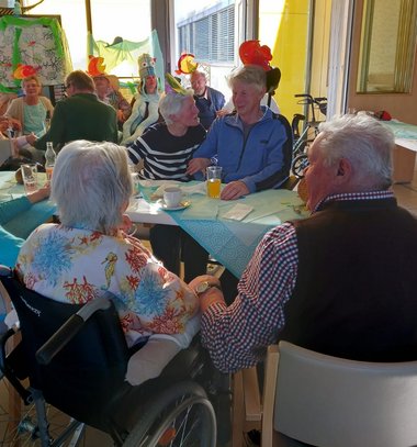 Bewohner:innen vom Seniorenwohnhaus Obertrum genießen das gemeinsame Beisammensein und Feiern