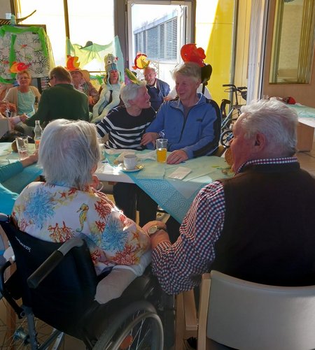 Bewohner:innen vom Seniorenwohnhaus Obertrum genießen das gemeinsame Beisammensein und Feiern