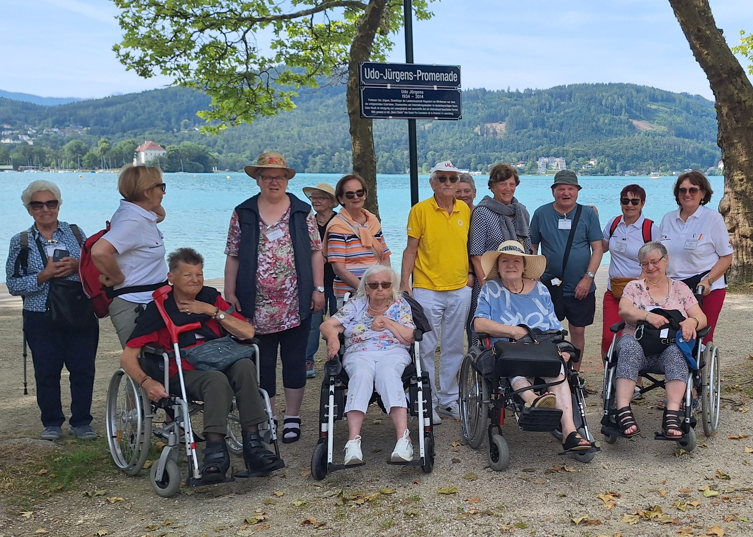 Gruopenfoto der Reisegruppe vor See.