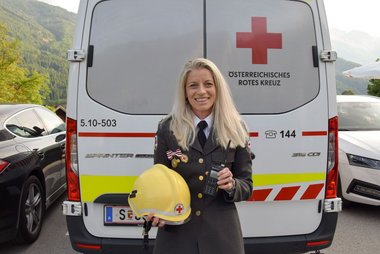 Elisabeth Gruber vor einem Rettungsauto