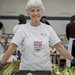 Maria Eisenreich aus Wien engagiert sich freiwillig bei der Team Österreich Tafel, einem Projekt von Rotem Kreuz und Hitradio Ö3. Bei den Tafeln werden jeden Samstag Lebensmittel verteilt, die in Supermärkten überbleiben aber tadellos sind. 