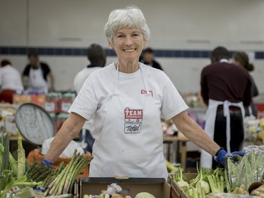 Maria Eisenreich aus Wien engagiert sich freiwillig bei der Team Österreich Tafel, einem Projekt von Rotem Kreuz und Hitradio Ö3. Bei den Tafeln werden jeden Samstag Lebensmittel verteilt, die in Supermärkten überbleiben aber tadellos sind. 