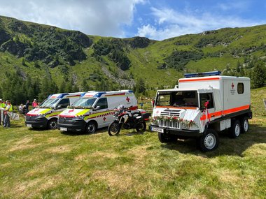 Zwei Rettungswagen, ein Einsatzmotorrad und der "Sanitätspinzgauer" wurden gesegnet