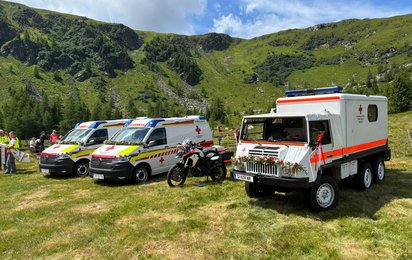 Zwei Rettungswagen, ein Einsatzmotorrad und der "Sanitätspinzgauer" wurden gesegnet