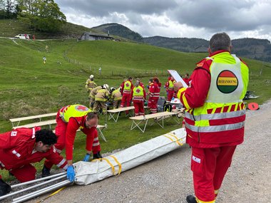Rotkreuzmitarbeiterinnen bereiten den Aufbau eines Versorgungszeltes vor.