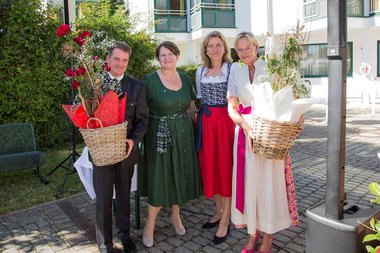 Gratulationen zum 25-jährigen Bestehen der Partnerschaft des Roten Kreuzes und der Gemeinde Elsbethen. Von links: Matthias Herbst (Bürgermeister Elsbethen), Michaela Schrumpf (Rotkreuz-Leitung Pflege und Betreuung), Sabine Tischler (Rotkreuz-Geschäftsführerin), Elisabeth Ebner (Hausleitung SWH Elsbethen)