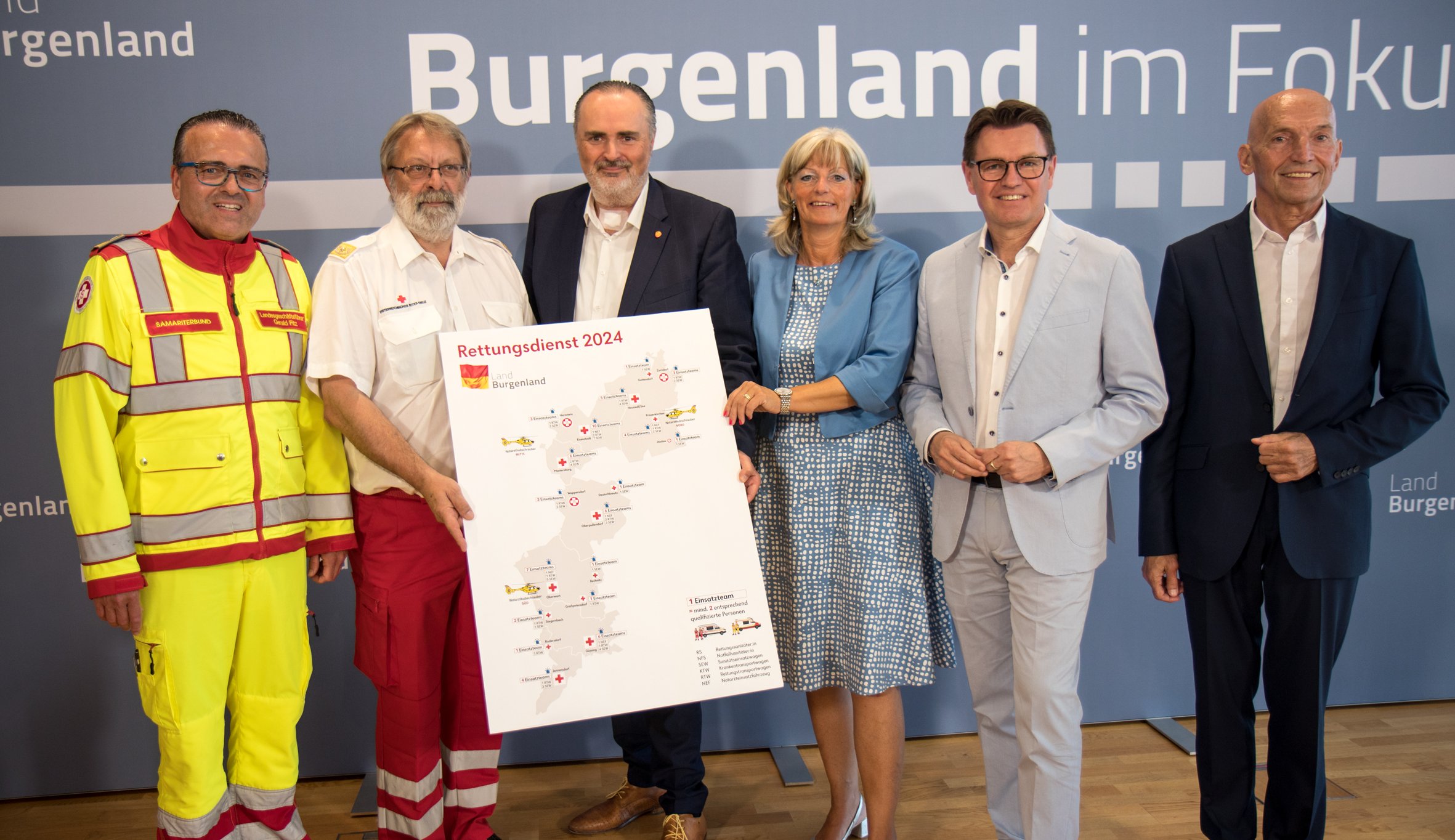 Rettungsdienst Neu im Burgenland, Bild von der Pressekonferenz mit Samariterbund-Burgenland-Geschäftsführer Mag. Gerald Fitz, Rotes-Kreuz-Burgenland-Geschäftsführer Dir. Thomas Wallner, MSc, Landeshauptmann Mag. Hans Peter Doskozil, LAbg. Bgm.in Elisabeth Böhm, Bgm. Erich Trummer, Präsident Gemeindevertreterverband Burgenland und Bgm. Leo Radakovits, Präsident Burgenländischer Gemeindebund