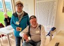 Zwei Reiseteilnehmer: Die Frau steht neben dem Mann.