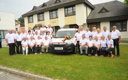 Gruppenfoto Essen auf Rädern Reichenau - © FOTO-FILIPP Die Mitarbeiter_innen von Essen auf Rädern Reichenau vor dem Zustellfahrzeug