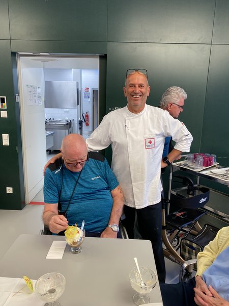 Der Koch mit einem Bewohner des Seniorenwohnhauses Hallein