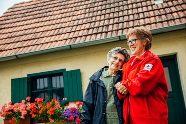 Besuchsdienst mit Klientin vor deren Haus