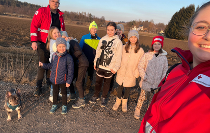 Die Jugendrotkreuz-Gruppe "Redcross-Sheep" präsentiert sich bei einem Spaziergang.