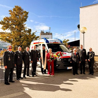Neues Rotes Kreuz Einsatzfahrzeug mit Ehrengästen vor dem Rotkreuz-Haus in Oberwart