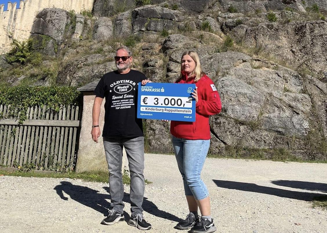 Gerhard Hagmann übergibt 3.000€ an Kinderburg
