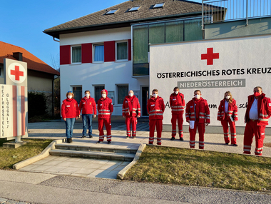 Die Mitarbeiter_Innen der Door2Door Mitgliederwerbeaktion vor der Bezirksstelle Gloggnitz