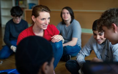 JRK Mitarbeiterin spricht mit Jugendlichen