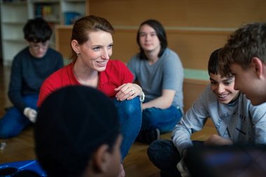 JRK Mitarbeiterin spricht mit Jugendlichen