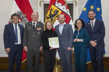 Gruppenaufnahme von Vertreter:innen einer Schule aus der Stadt Salzburg, die mit einer Plakette des Projektes "Kids save Lives" ausgezeichnet wurde