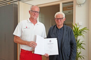 Bundesrettungsrat Werner Meisinger konnte sich über die Verleihung der Ehrenmitgliedschaft zum Roten Kreuz Vorarlberg freuen. Gerne überreichte RKV-Präsident Dr. Ludwig Summer das offizielle Dekret.