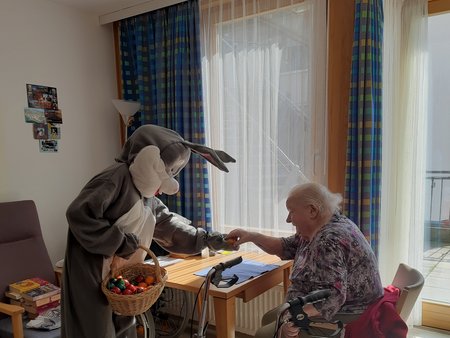 Eine Bewohnerin bekommt vom Osterhasen ein Osterei
