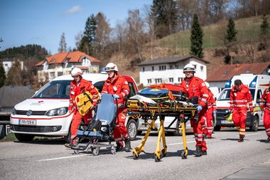Rettungssanitäter bei der Bezirksübung in Unterweißenbach