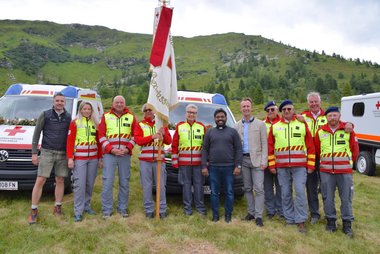 Ehrengäste bei der Fahrzeugsegnung in Lungau