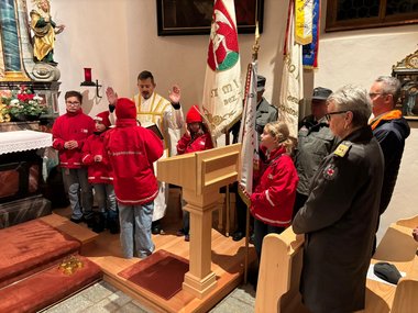 Pfarrer, Mitglieder des Jugendrotkreuzes und andere Teilnehmerinnen und Teilnehmer an einer Messe