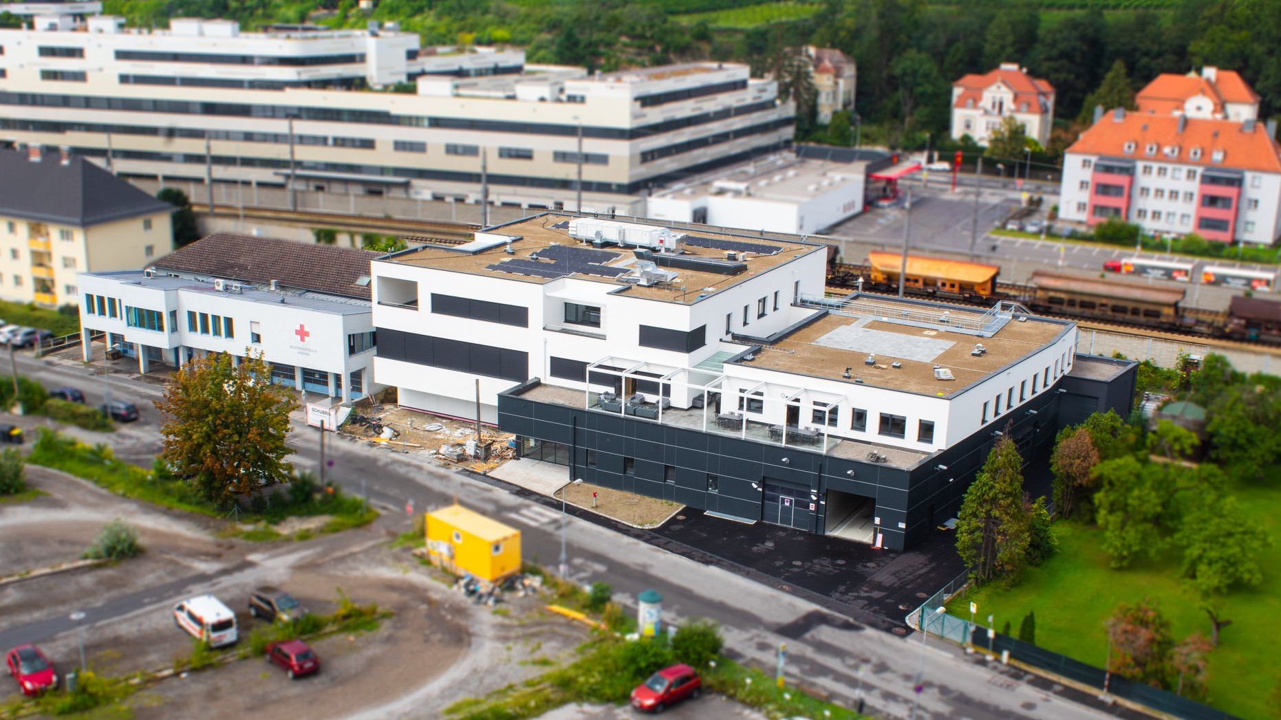 Alte Bezirksstelle (links), Neubau (rechts) Alte Bezirksstelle (links), Neubau (rechts)