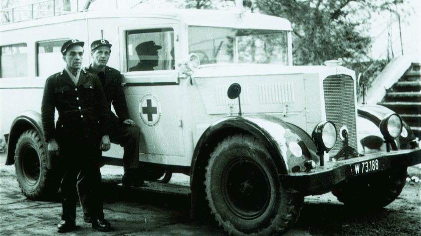 Historisches Rettungsauto in schwarz weiß
