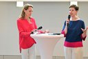 Landesgeschäftsführer-Stellvertreterin Dir. Andrea Winter, Rotes Kreuz NÖ, und Staatssekretärin a.D. und Organisatorin Christine Marek präsentieren die Fraueninitiative des Roten Kreuzes Niederösterreich