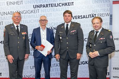 Geehrte mit Repräsentantinnen des Roten Kreuzes Salzburg