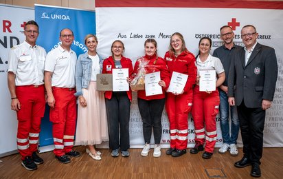 Siegerfoto vlnr: Bezirksgeschäftsleiter Rotes Kreuz Freistadt Gerald Roth, Ortsstellenleiter Ortsstelle Bad Zell DI Thomas Rockenschaub, Bezirksstellenleiterin RK Freistadt Mag. Dr. Andrea Wildberger, die Siegerinnen „Die Retter am Walde 1“, Bezirksgeschäftsleiter Rotes Kreuz Perg Christian Geirhofer, Bezirksstellenleiter RK Perg Werner Kreisl