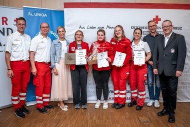 Siegerfoto vlnr: Bezirksgeschäftsleiter Rotes Kreuz Freistadt Gerald Roth, Ortsstellenleiter Ortsstelle Bad Zell DI Thomas Rockenschaub, Bezirksstellenleiterin RK Freistadt Mag. Dr. Andrea Wildberger, die Siegerinnen „Die Retter am Walde 1“, Bezirksgeschäftsleiter Rotes Kreuz Perg Christian Geirhofer, Bezirksstellenleiter RK Perg Werner Kreisl