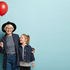 Oma mit Kind und Luftballon in der Hand