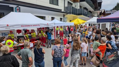 Viele Kinder, Zuschauer:innen, Besucher:innen und Sanitäter:innen beim Weltrekordversuch in Großarl