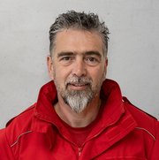 Porträt von Franz KÖLL in der roten Jacke des Roten Kreuzes Osttirol - © © Ecaterina TOLICOVA | ÖRK Osttirol Franz KÖLL in der roten Jacke des Roten Kreuzes Osttirol , FGG3 - Einsatzführung & Ausbildung