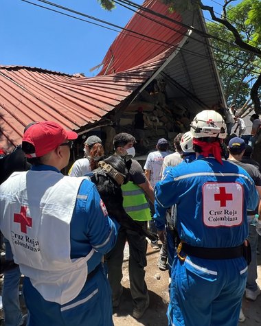 Helfer des Roten Kreuzes leisten seit der ersten Stunde lebenswichtige humanitäre Hilfe.