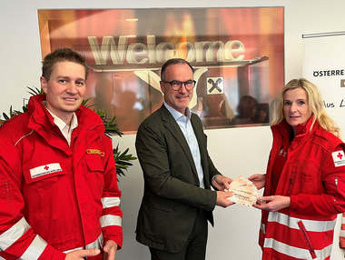 Dir. Christian Schönhuber MMBA, Vorstand der Raiffeisenbank Eferding, übergibt Gutschein-Spende für Rotkreuz-Markt Eferding an Bezirksgeschäftsstellenleiter Wiatschka vom Roten Kreuz Eferding