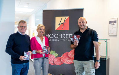 Notfallsanitäter Manuel Reisinger mit Hauptsponsor Wolfgang und Petra Hochreiter