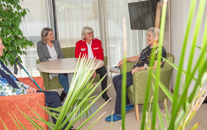 Betreubares Wohnen im Roten Kreuz Osttirol - © ÖRK Osttirol 4 Frauen unterschiedlichen Alters sitzen in einem Gemeinschaftsraum zusammen und unterhalten