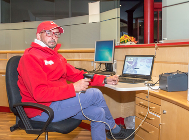 Heinz Miorino - Mitarbeiter der Team Österreich Tafel - sitzt an einem Computer und registiert Kunden der Team Österreich Tafel zur Lebensmittelausgabe.