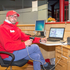 Heinz Miorino - Mitarbeiter der Team Österreich Tafel - sitzt an einem Computer und registiert Kunden der Team Österreich Tafel zur Lebensmittelausgabe.