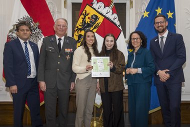 Gruppenaufnahme von Vertreter:innen einer Flachgauer Schule, die mit einer Plakette des Projektes "Kids save Lives" ausgezeichnet wurde