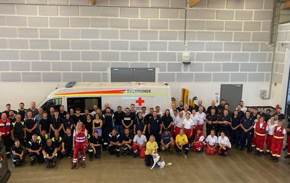 Gruppenfoto vom erfolgreichen Suchhunde-Einsatz