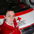 Rettungssanitäterin Katia Ölsinger steht vor dem Rettungsauto