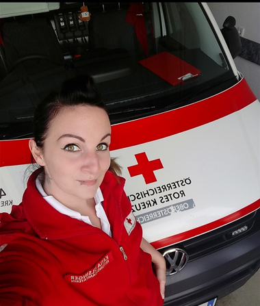 Rettungssanitäterin Katia Ölsinger steht vor dem Rettungsauto