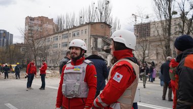 Camilla Mittelberger in Rotkreuz Uniform und mit Helm in der Ukraine