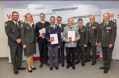 Die Geehrten aus dem Flachgau mit Repräsentant:innen des Roten Kreuzes Salzburg: Michael Walder (3. von links), Dieter Strohmeier (4. von links), Manfred Perterer (5. von links), Wolfgang Wagner (6. von links)